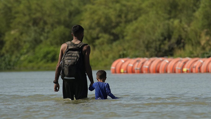 ¿Cómo son las barreras que instala Texas en el rio Bravo?