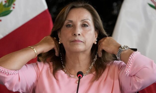 Presidenta de Perú no dejará su cargo tras cirugía de nariz
