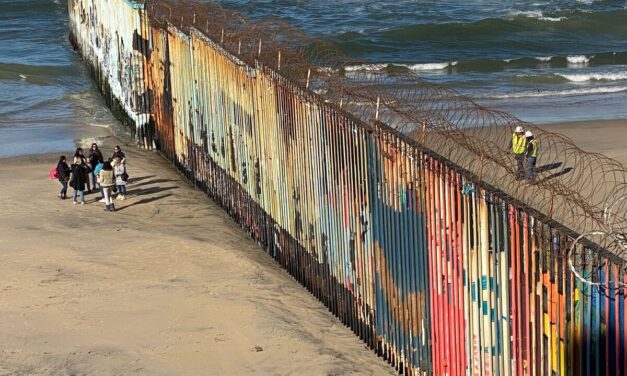 Congreso de EEUU avala ley que permite detención de migrantes y Trump militariza frontera.