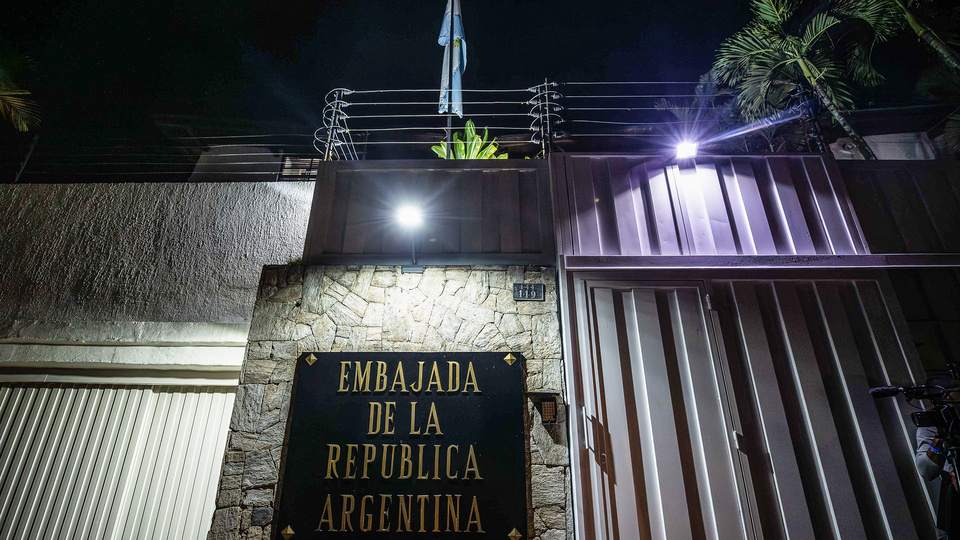 Colapsa planta eléctrica en la embajada de Argentina en Caracas y deja aislados a refugiados
