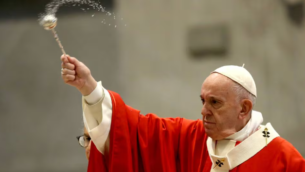 El papa Francisco continúa hospitalizado en Roma y se mantiene “estable”.