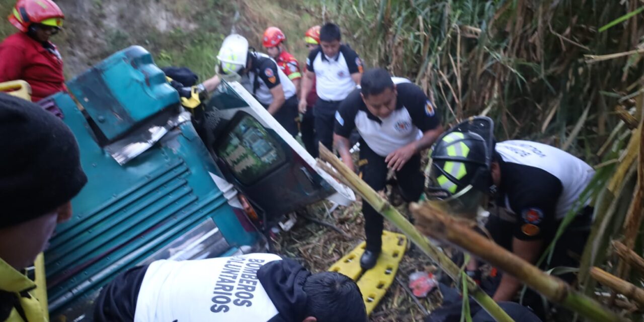 Al menos 50 personas mueren al caer un autobús en Guatemala