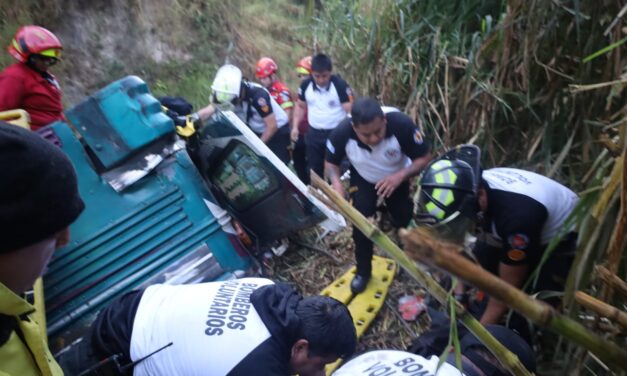 Al menos 50 personas mueren al caer un autobús en Guatemala