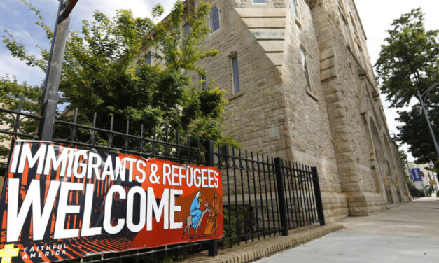Juez impide que administración Trump realice arrestos de inmigrantes en algunos lugares de cultos.