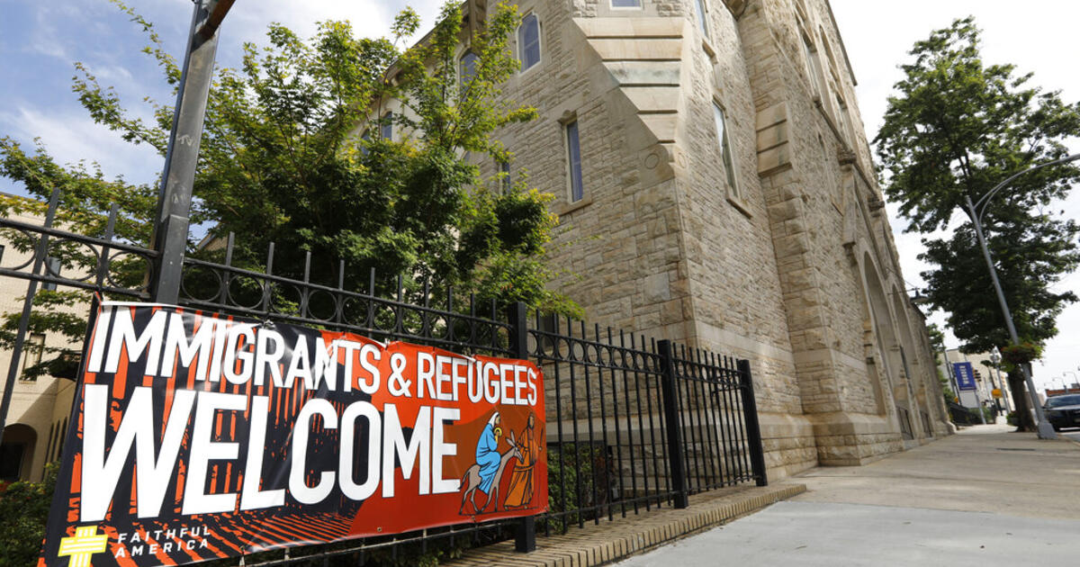Juez impide que administración Trump realice arrestos de inmigrantes en algunos lugares de cultos.
