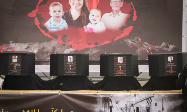 Hamás entrega a Israel los cuerpos de cuatro rehenes asesinados en Gaza tras su secuestro.