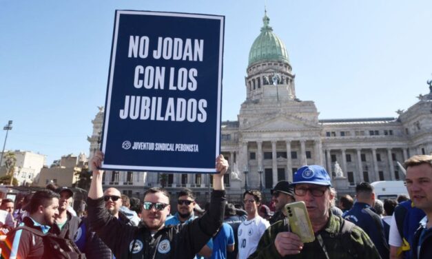 Jubilados protestaron en las afueras del congreso Argentino