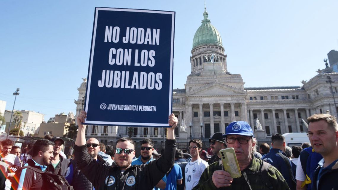Jubilados protestaron en las afueras del congreso Argentino