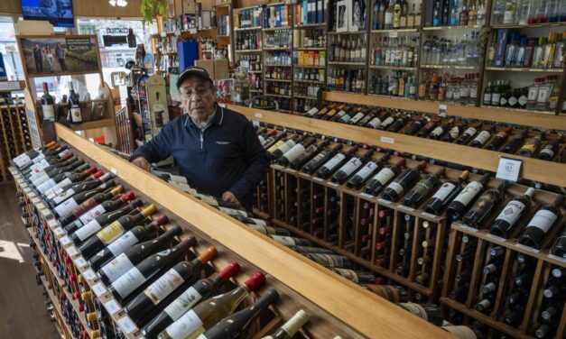 Trump amenazó a la UE con aplicarles aranceles de 200% al vino, el champán y otras bebidas alcohólicas