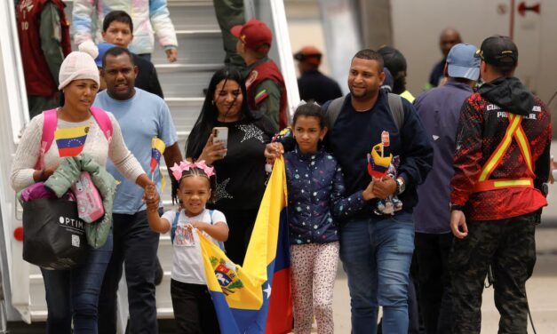 Más de 300 venezolanos llegan a su país deportados de México