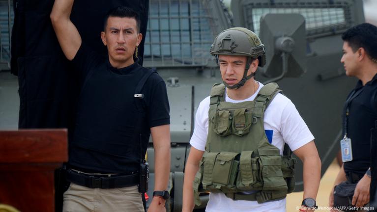 Presidente Noboa indulta a policías y militares en guerra contra el crimen
