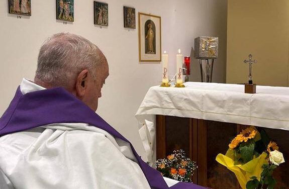 El Vaticano divulga la primera imagen del Papa Francisco tras su hospitalización