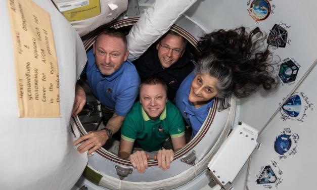 Astronautas regresan a la Tierra tras larga estancia en la Estación Espacial Internacional.