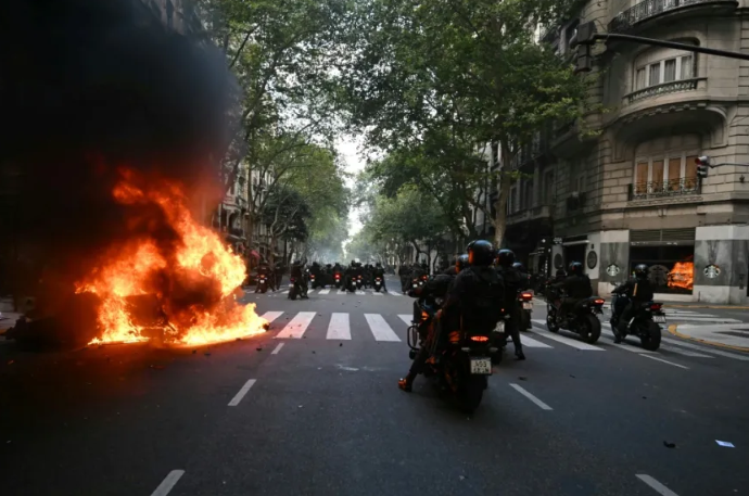 Heridos y detenidos tras protestas en Buenos Aires, Argentina