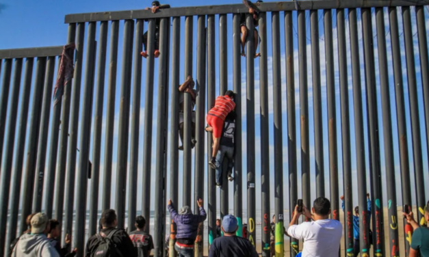 EE.UU construye otras 7 millas más del muro fronterizo con México 