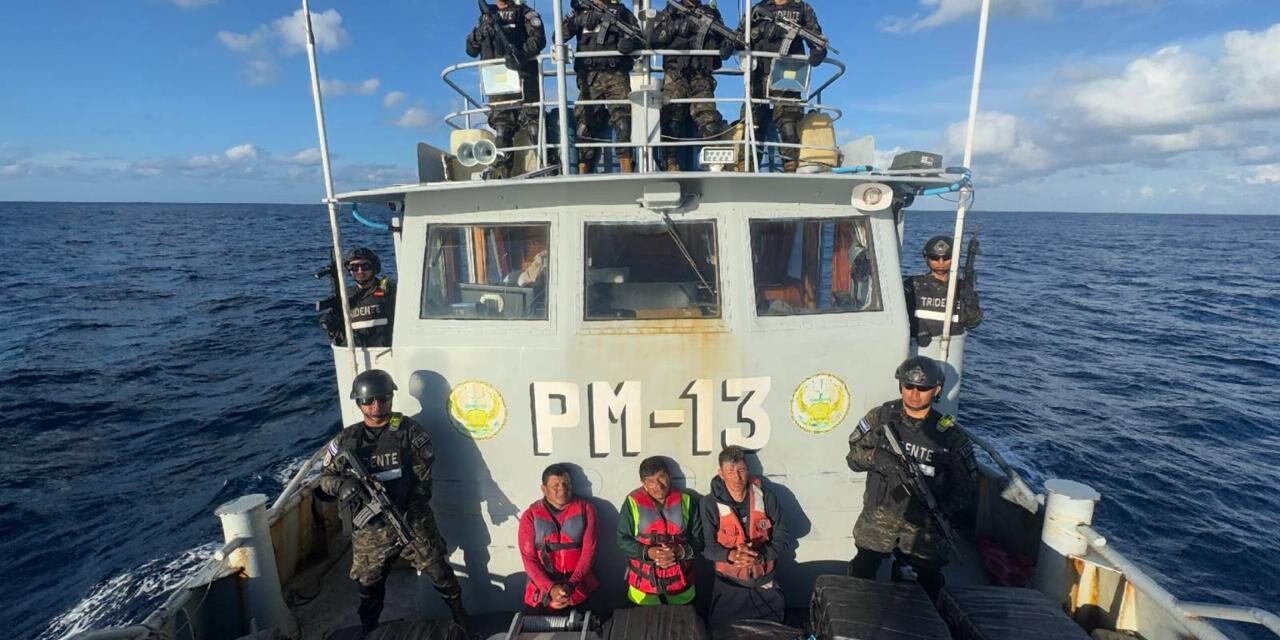 Marina salvadoreña incauta más de 1 tonelada de cocaína 