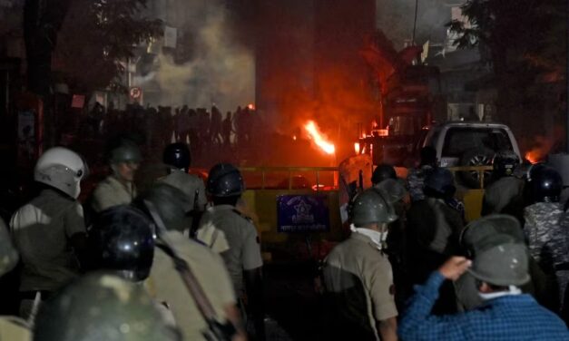 Al menos 15 policías heridos tras enfrentamientos armados en Nagpur, India.