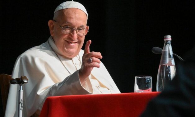 Papa Francisco muestra mejorías leves
