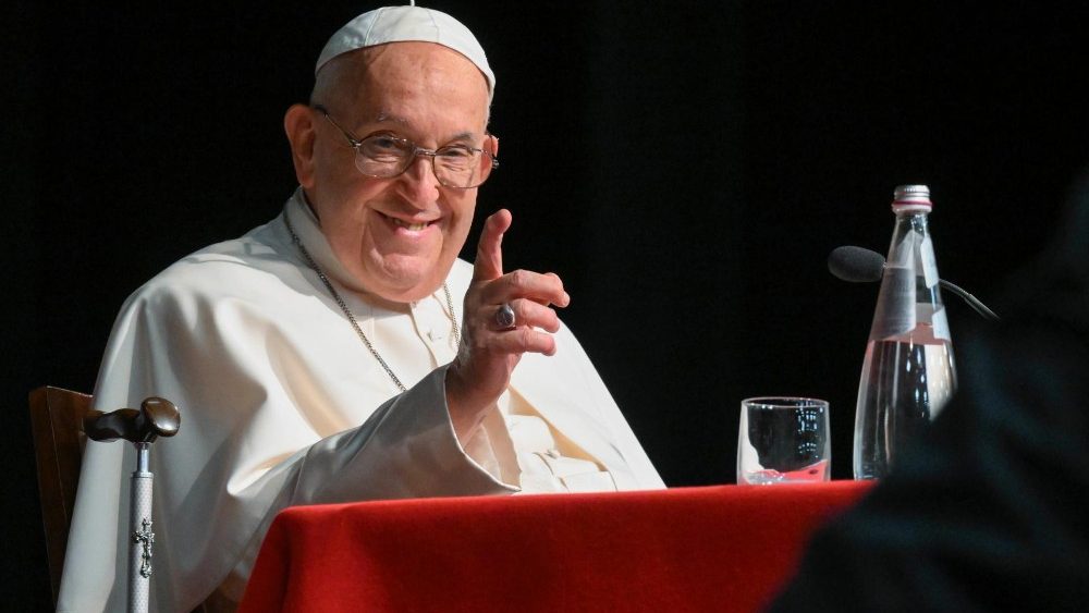 Papa Francisco muestra mejorías leves