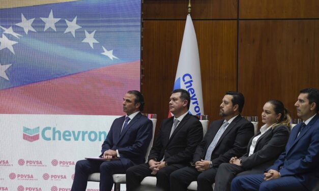 Trump endurece sanciones contra países que compren petróleo venezolano.