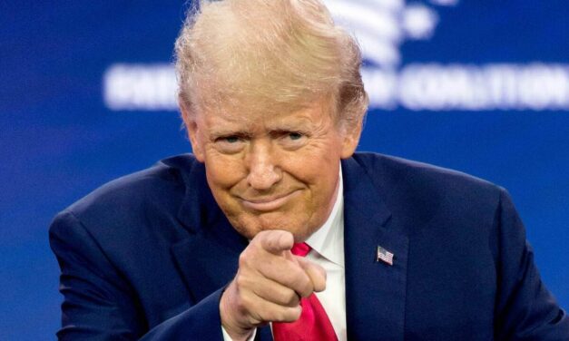 Trump aplaza aranceles a importaciones de autos de Canadá y México