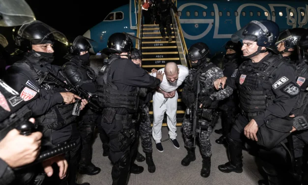 Trump criticó a juez que ordenó regreso de vuelos con miembros del Tren de Aragua