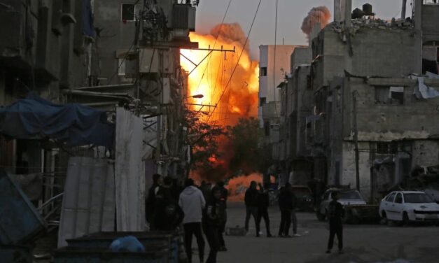 Israel intensifica ofensiva en Gaza mientras Hamás reporta muerte de líder clave.