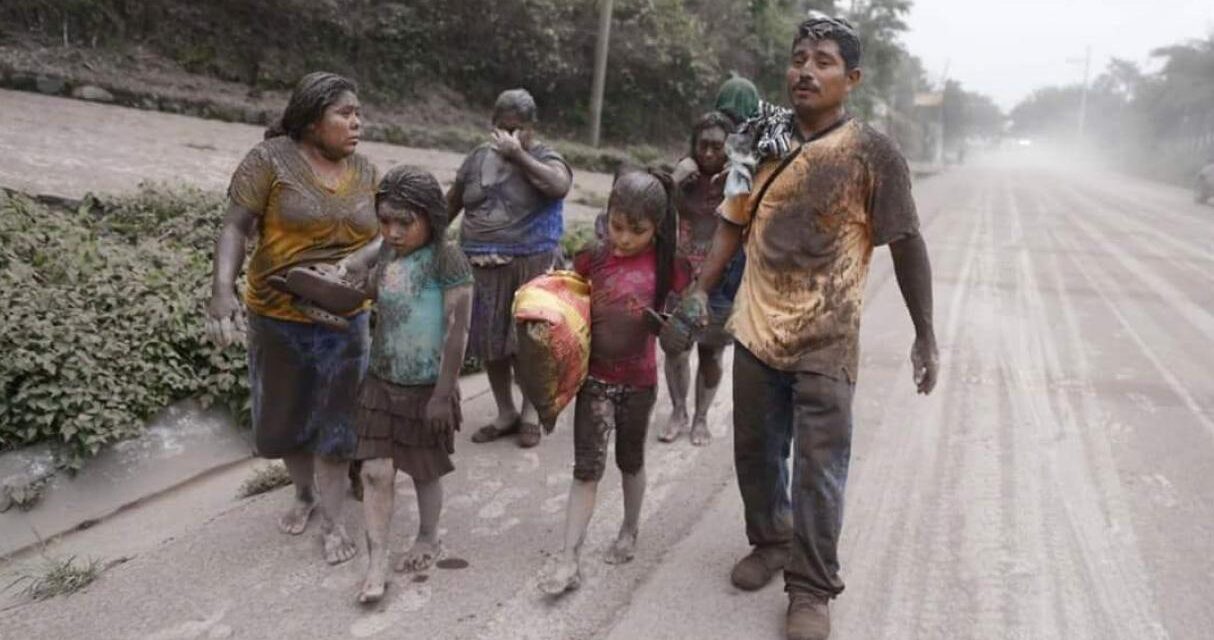 Más de 1,000 evacuados por erupción del volcán de Fuego en Guatemala