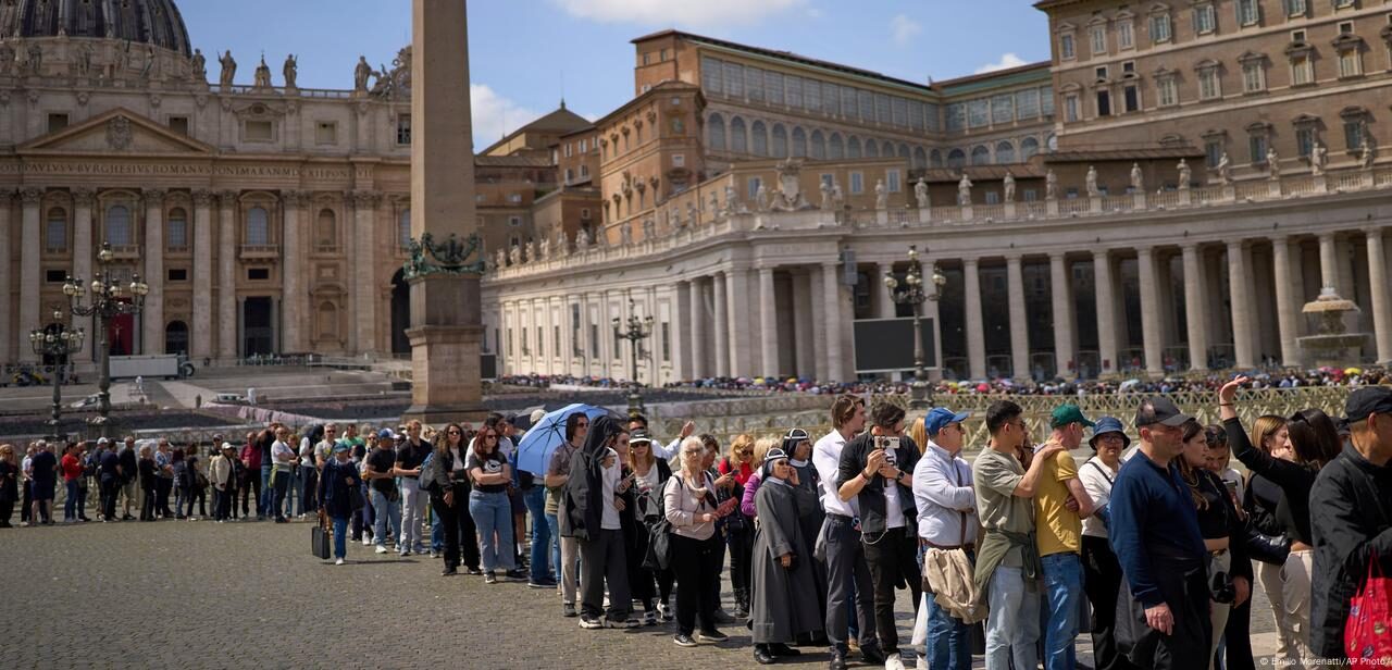 Miles de personas se despiden del papa Francisco