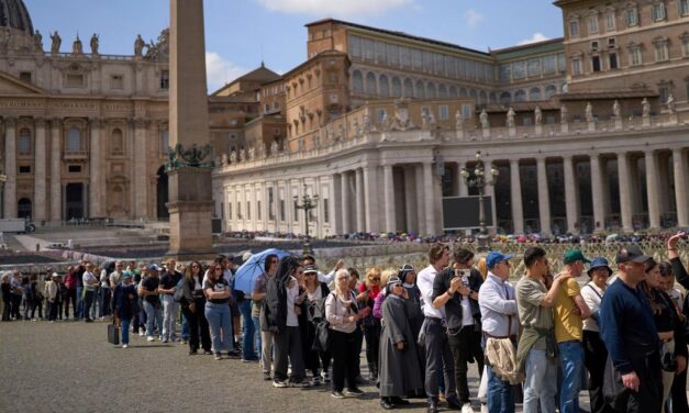 Miles de personas se despiden del papa Francisco