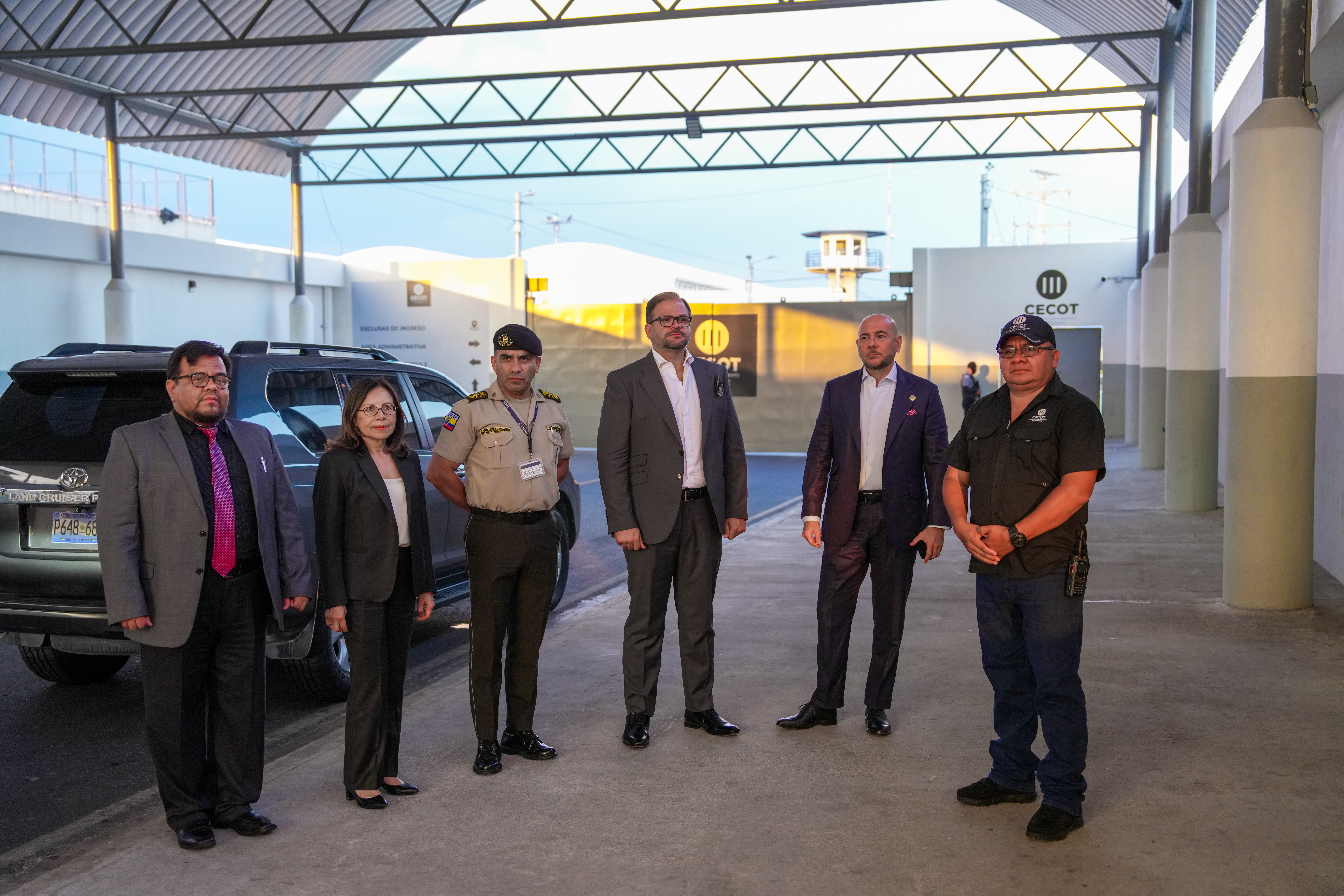 Ministros de Ecuador visitan el CECOT para replicar modelo de seguridad