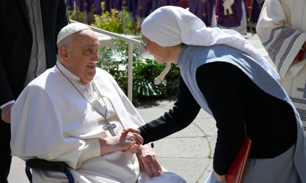 El Papa Francisco apareció en la Plaza San Pedro tras internamiento en hospital