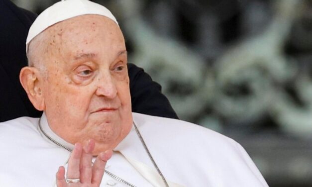 El papa aparece en la plaza de San Pedro en el Domingo de Ramos.