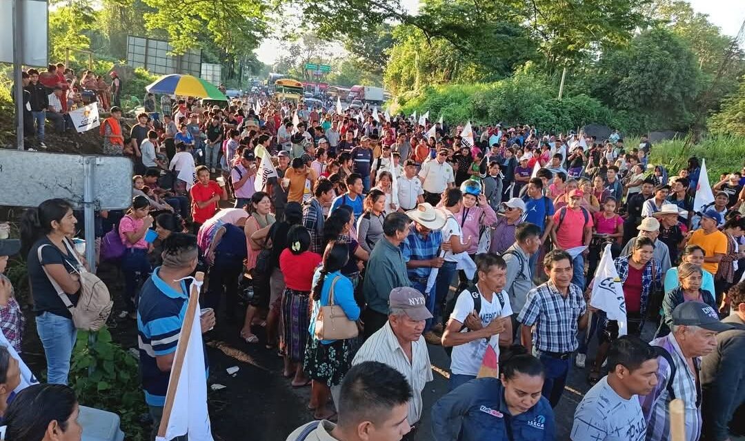 Guatemaltecos salen a las calles y bloquean al menos 20 puntos