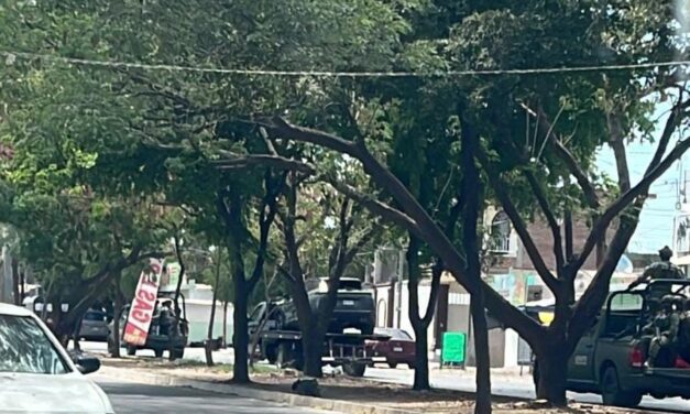 Abandonan camioneta con explosivos en México