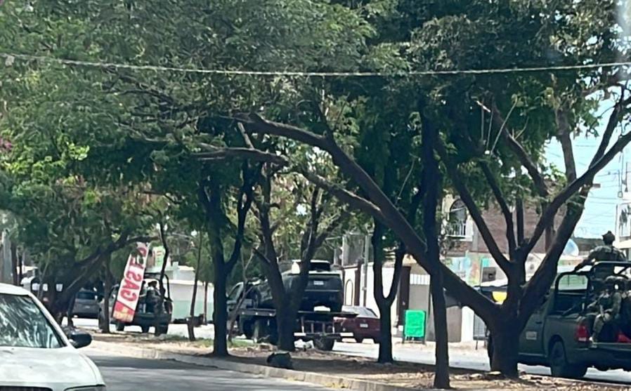 Abandonan camioneta con explosivos en México