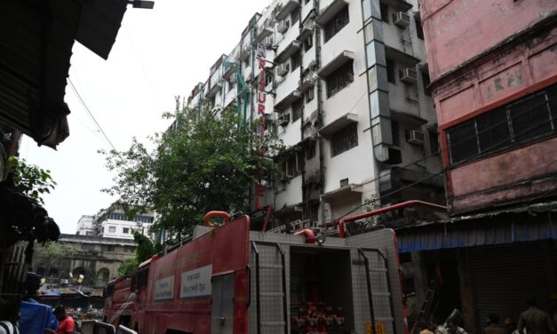 Al menos 15 muertos tras incendio en hotel de India