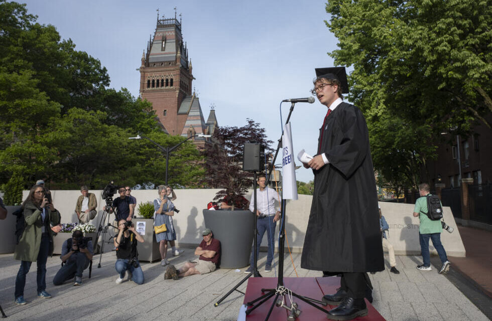 Estudiantes de Harvard se manifestaron en respuesta a la ofensiva más reciente del presidente Trump