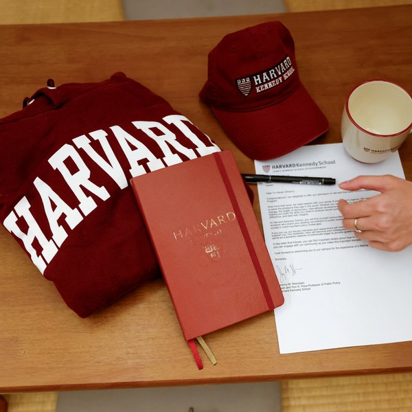 El Gobierno de EE.UU. pondrá fin a todos sus contratos con Harvard