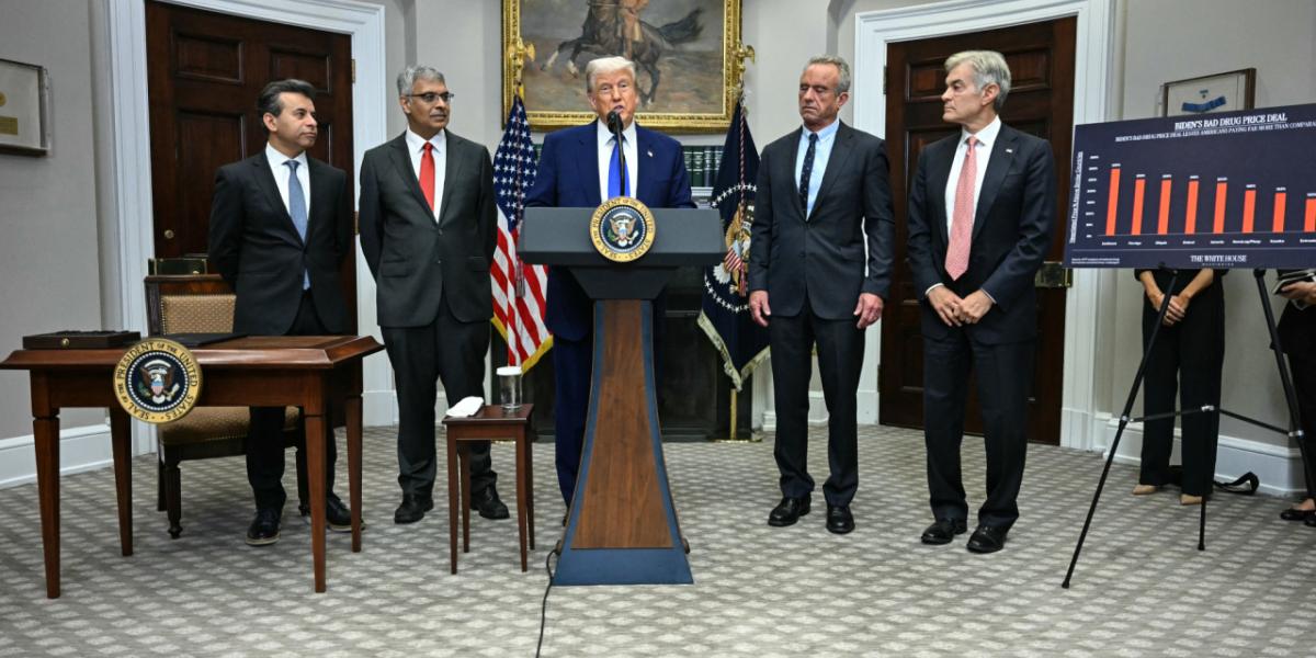 Trump anunció el lunes que firmará un decreto para bajar los precios de los medicamentos en un 59%