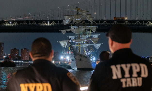 Dos muertos al chocar el buque mexicano ‘Cuauhtémoc’ con el puente de Brooklyn