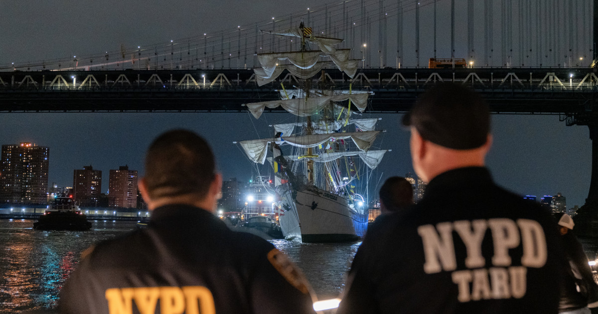 Dos muertos al chocar el buque mexicano ‘Cuauhtémoc’ con el puente de Brooklyn