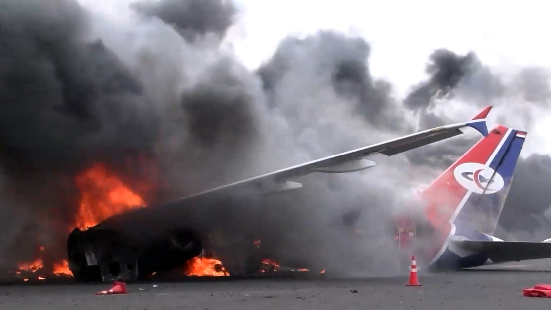 Israel bombardea aeropuerto de Saná y destruye último avión comercial de Yemen