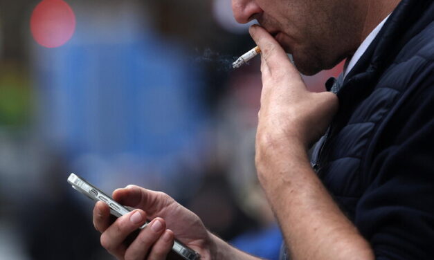 Francia prohibirá fumar al aire libre