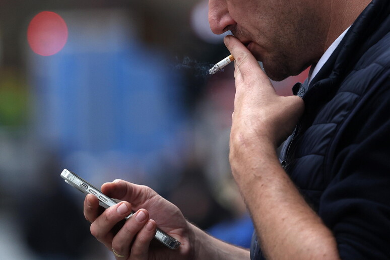 Francia prohibirá fumar al aire libre