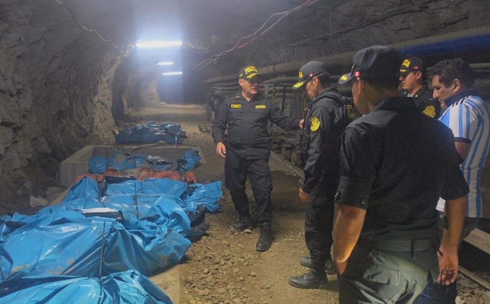 Perú decreta toque de queda tras asesinato de 13 trabajadores