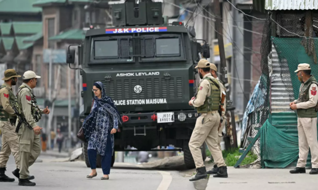 India y Pakistán acuerdan alto el fuego tras dejar casi 100 muertos.