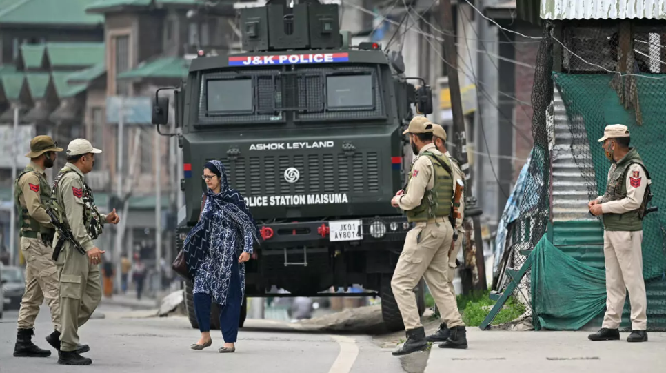India y Pakistán acuerdan alto el fuego tras dejar casi 100 muertos.