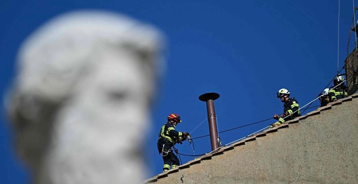 Colocan chimenea para el cónclave en la Capilla Sixtina