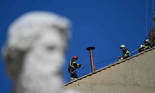 Colocan chimenea para el cónclave en la Capilla Sixtina